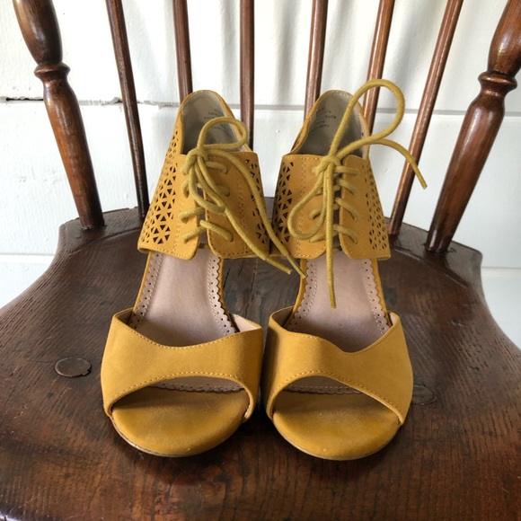 ModCloth Restricted Mustard Heels Sz 8.5 - Picture 2 of 4